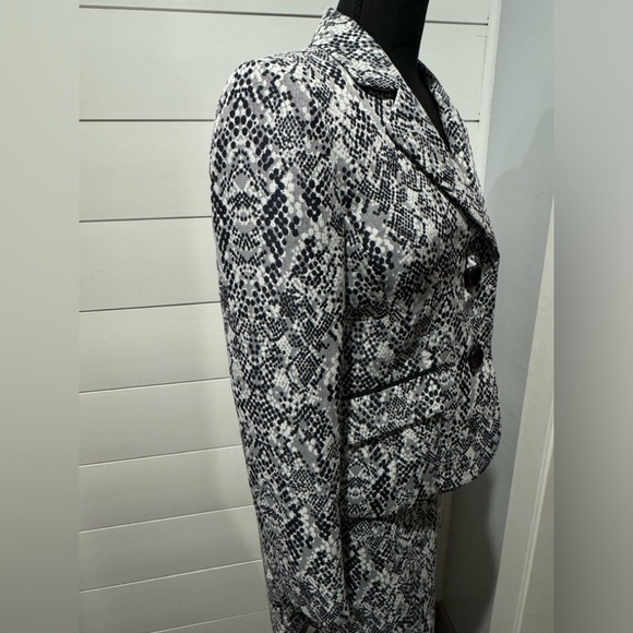 LIKE NEW LE SUIT WOMENS beautiful business 2 piece suite - Picture 6 of 8